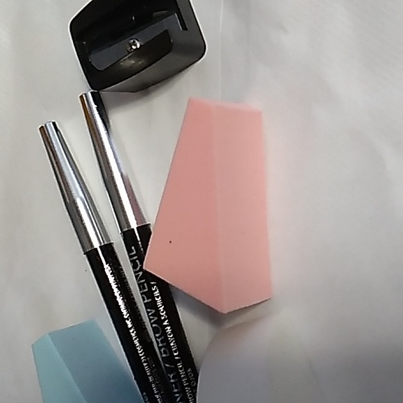 Makeup mystery box Guaranteed 1 MAC item and a makeup bag. bid more get … - Picture 4 of 4